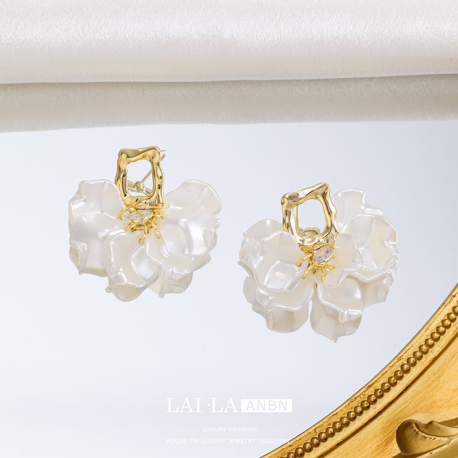 White Flower S925 Silver Ear Studs - 1