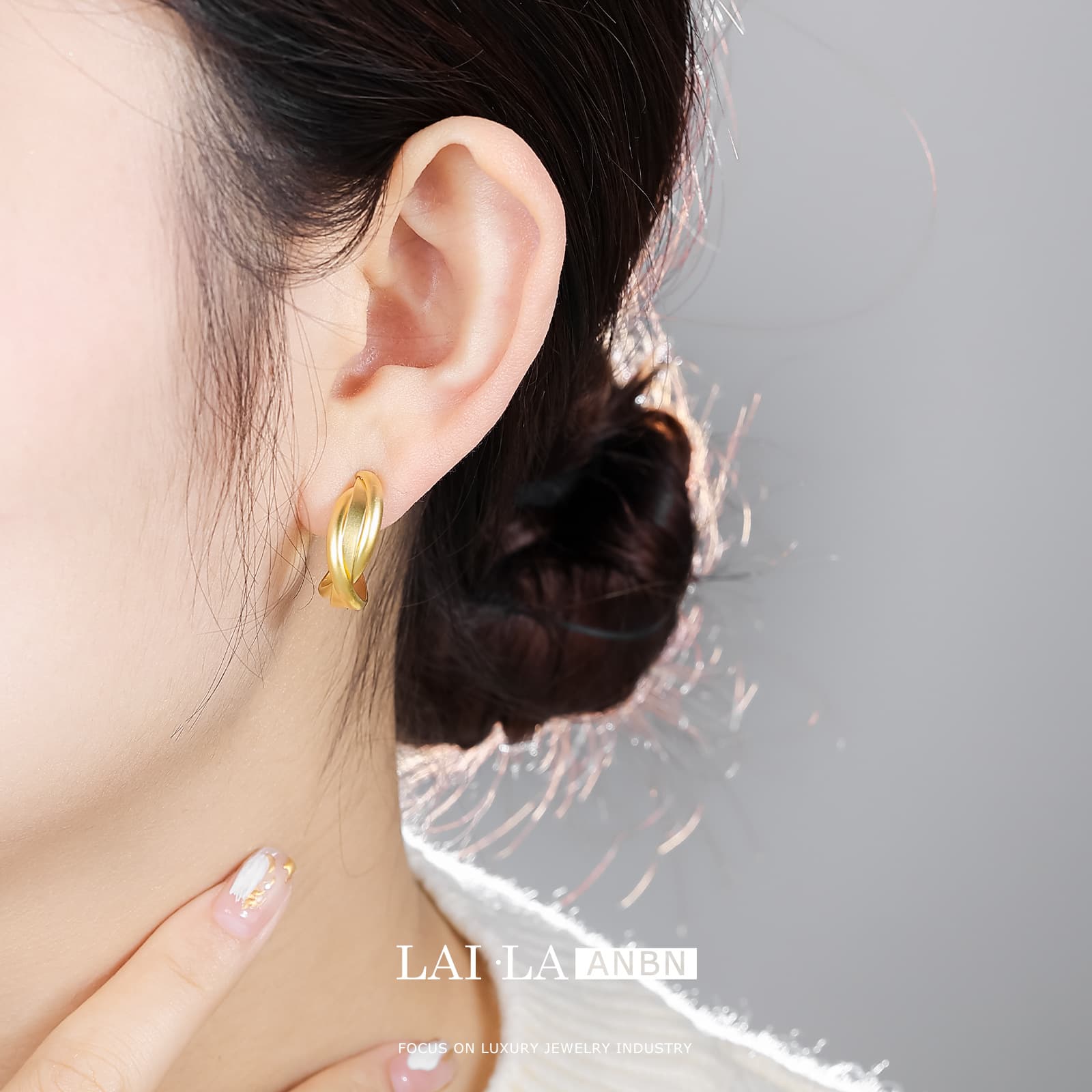 Women's Retro Geometric Twist Non-Pierced Ear Clips - 1