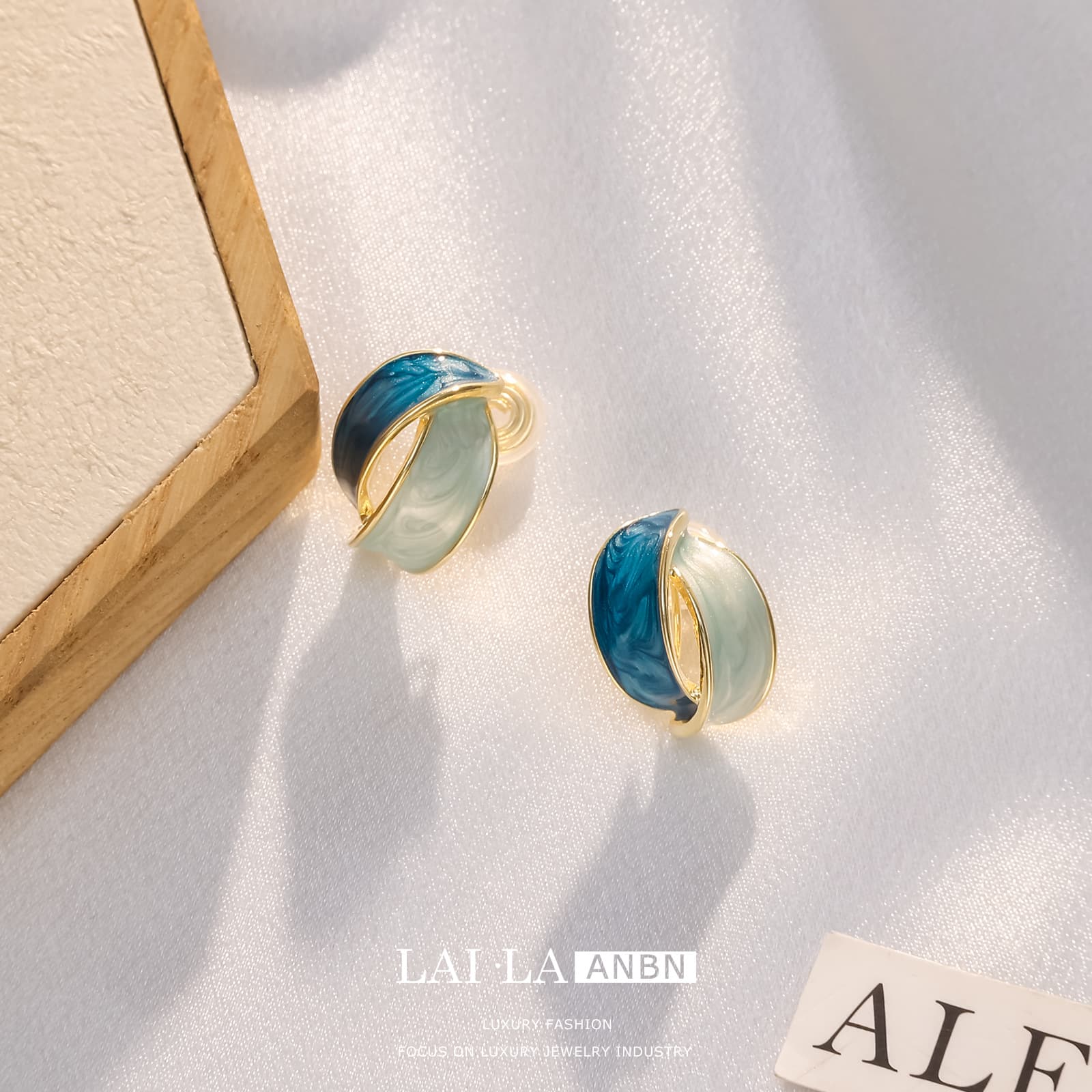 Women's Retro Blue Geometric Non-Pierced Ear Clips - 1